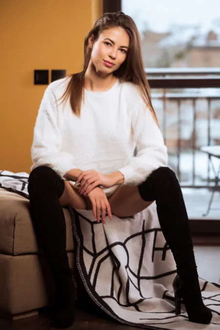 Lisa, brunette au caractère glamour en bottes hautes